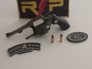 Mulher é presa com arma de fogo escondida em residência, em Maceió