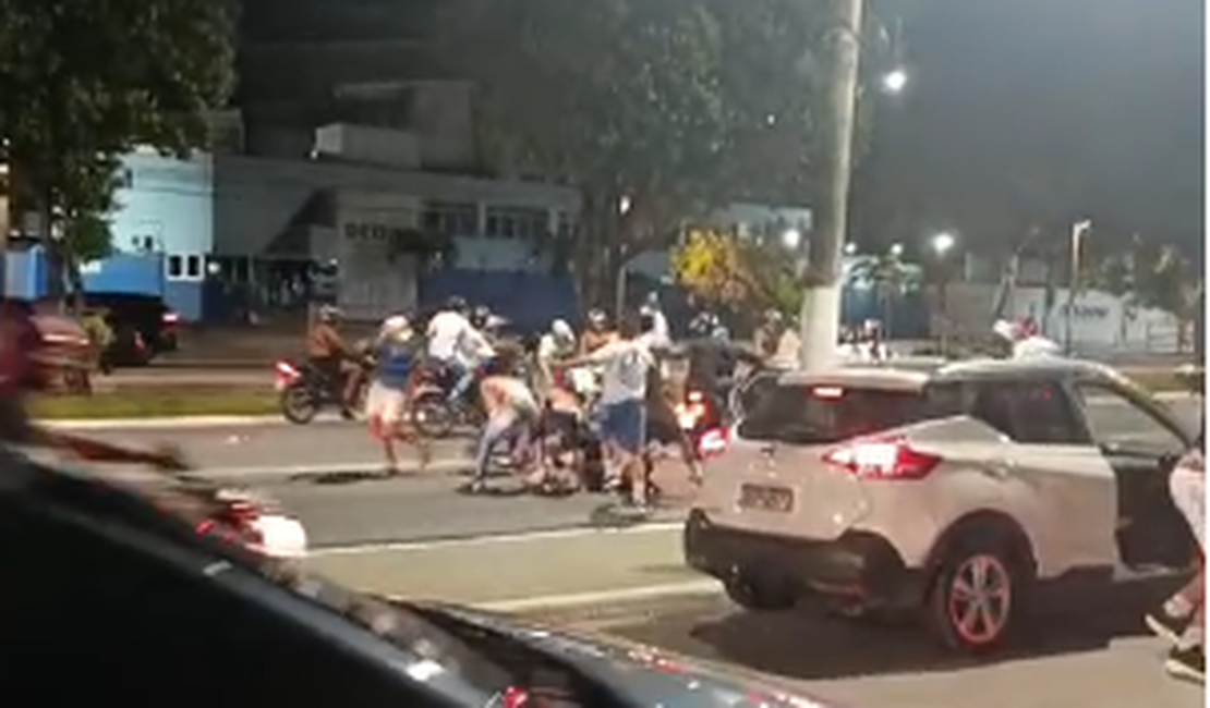 Briga entre torcedores de CRB e CSA é registrada após clássico pelo Alagoano