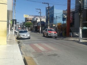 Dupla de menores furta celular em recepção de hotel