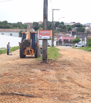 Prefeitura de Penedo retira lixo e material descartado de forma irregular nas ruas da cidade