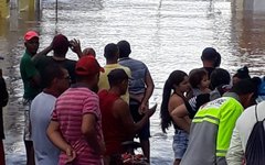 Rio Ipanema sobre mais de 6 metros e invade casas, estabelecimentos e deixa pontes submersas