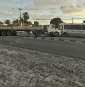 Carreta invade contramão, colide em ônibus e deixa trânsito lento na Serraria 