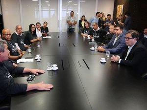 Moradores do bairro Pinheiro apresentam demandas em reunião no TJAL