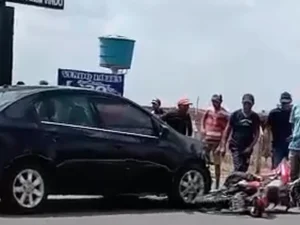 Colisão entre carro e motocicleta deixa casal ferido na AL-110, em Coité do Nóia