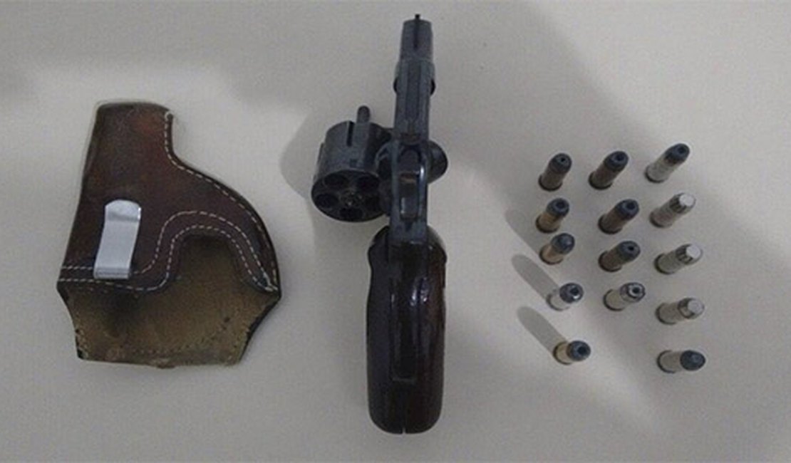 Mototaxista é preso ao ser flagrado com arma de fogo