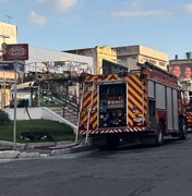 [Vídeo] Incêndio atinge banca de revistas no Centro de Arapiraca durante a madrugada
