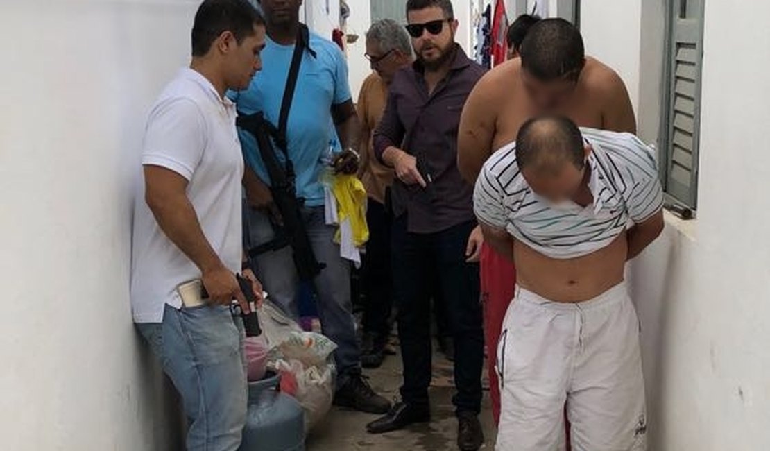 Polícia prende assaltantes que fizeram reféns em caminhão-baú, em Arapiraca