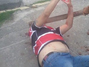 [Vídeo] Torcedor do Santa Cruz é espancado no meio da rua