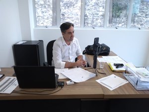 Após cobranças do vereador Joãozinho, prefeitura paga salários de precarizados da Saúde