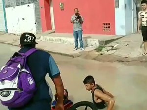 [Vídeo] Motociclista e passageira são engolidos por buraco provocado por vazamento