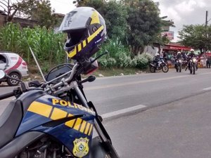 [VÍDEO] PRF prende 3 pessoas e apreende 11 motocicletas no sertão