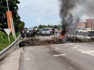 Manifestantes bloqueiam AL - 101 Sul em Marechal Deodoro