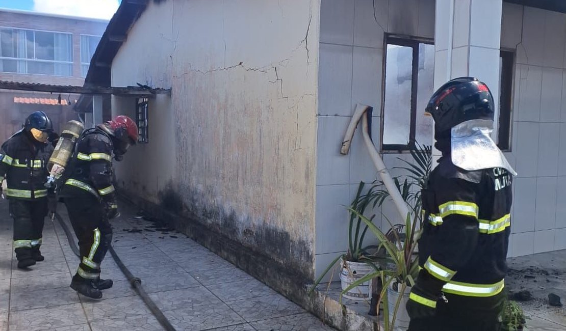 Incêndio destrói residência no Bairro Jardim Petrópolis em Maceió