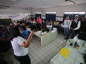 Alunos de Batalha aprendem a transformar óleo de cozinha em sabão 