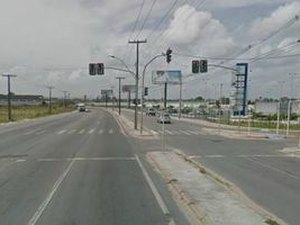 Dupla é atropelada por moto na Avenida Menino Marcelo