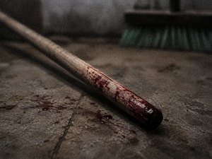 Homem agride irmã idosa com vassoura e acaba espancado por populares