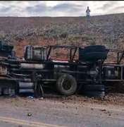 Caminhão com carga de água mineral tomba AL-105 em São Luís do Quitunde
