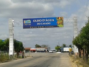 Em Olho d'Água do Casado, Justiça suspende pagamentos de servidores e comércio fica apreensivo