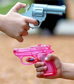 Polícia apreende menor que tentava roubar vítimas com arma de brinquedo