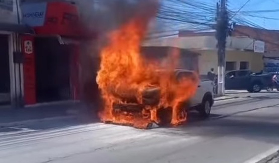 [Vídeo] Carro pega fogo na principal avenida do Feitosa, em Maceió