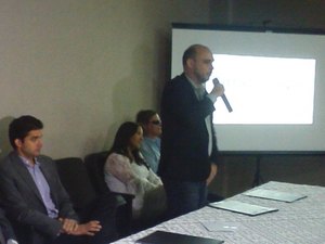 Prefeito concede entrevista coletiva sobre licitação de transporte público