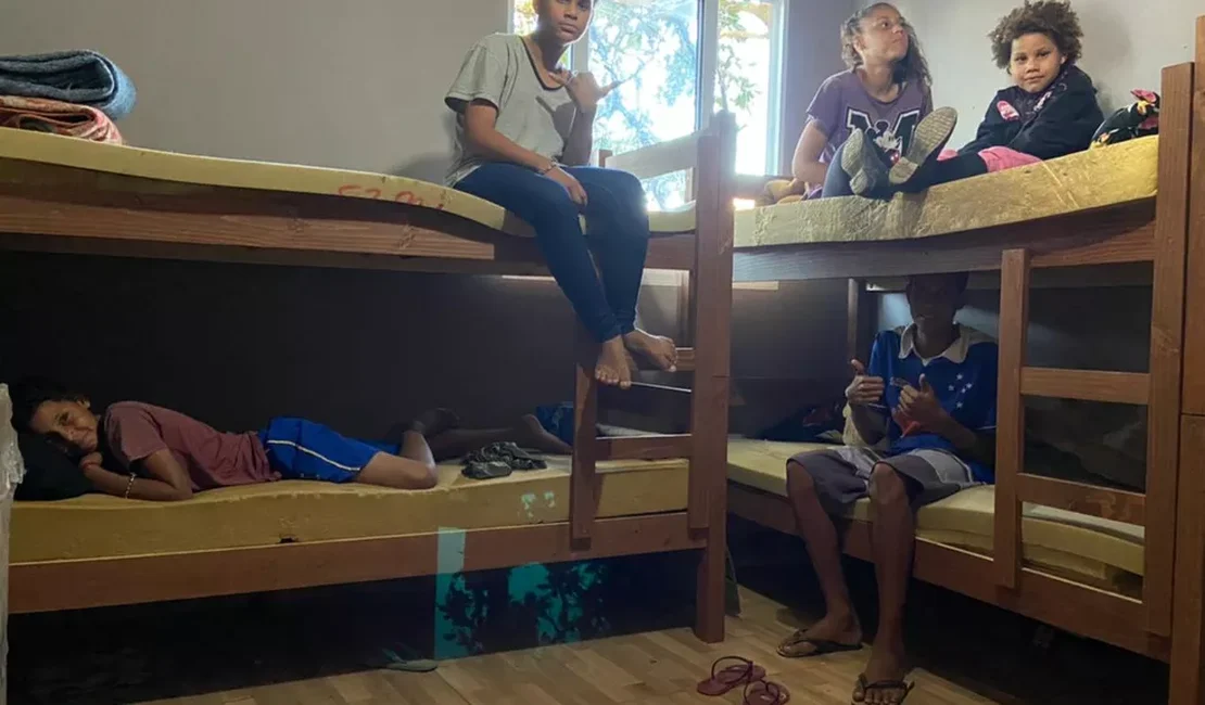 Mãe que dividia um só cômodo com 8 filhos recebe casa reformada