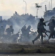 Manifestantes venezuelanos voltam a entrar em confronto com forças de Maduro