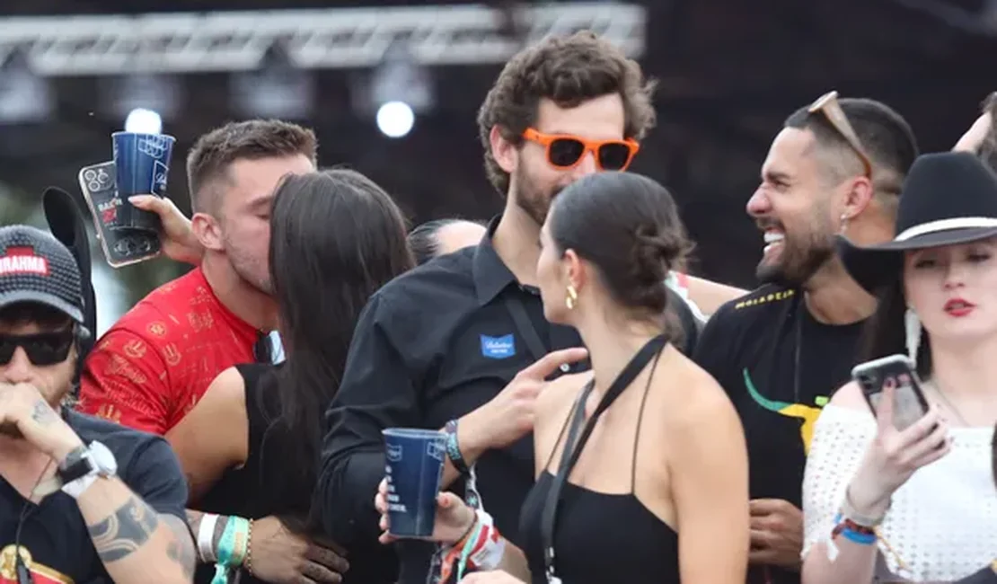 Ex-BBB Arthur Picoli beija muito em festival, em Goiás