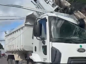 Caminhão-caçamba colide em poste de energia elétrica em Delmiro Gouveia