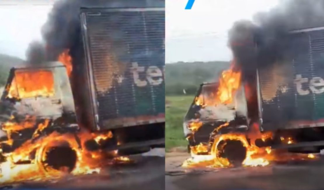 Caminhão-baú pega fogo na rodovia AL-115, em Igaci