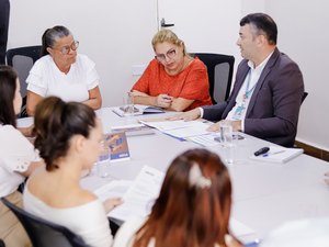 Tia Júlia pede agilidade para liberação de contrato para construção de casas dos quilombolas