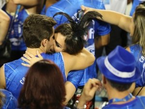 Monica Iozzi beija Klebber Toledo durante carnaval