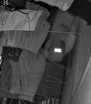 [Vídeo] Câmeras registram homem furtando objetos de varanda no Tabuleiro do Martins