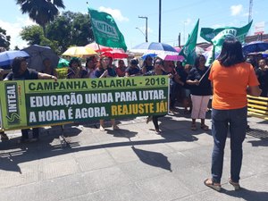 Professores paralisam atividades em São Luís do Quitunde