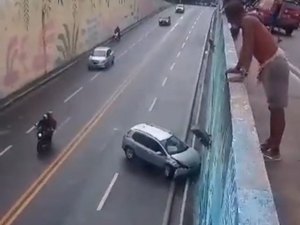 Carro se envolve em acidente e amanhece abandonado em viaduto no Jacintinho