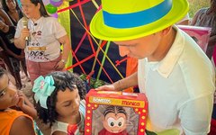 Brinquedos foram distribuídos gratuitamente para crianças carentes durante o evento realizado por Carlinhos Monteiro