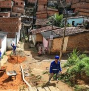 Moradores da Grota do Arroz, no Jacintinho, temem queda de barreira