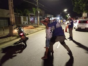Lei Seca prende condutor embriagado e flagra 11 inabilitados em Maceió