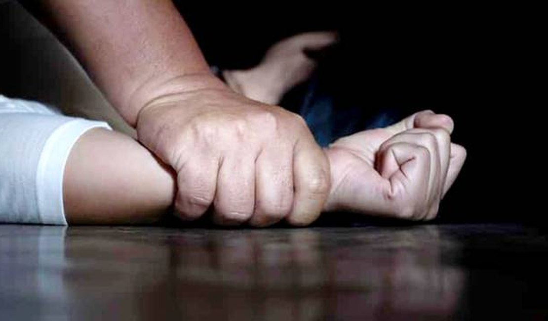 Homem é preso acusado de estuprar a própria filha em Maceió