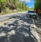 Acidente envolvendo carro e carreta deixa feridos em União dos Palmares