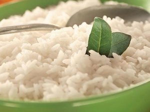 Anvisa proíbe venda de lote de arroz após encontrar fezes de ratos e larvas de insetos