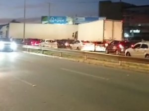 Caminhoneiro se nega a transportar carga sem documento e dono de sucata joga pedra no para-brisa do veículo