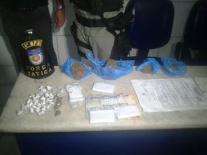 Jovem é preso ao ser flagrado vendendo drogas em campo de futebol