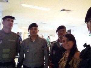 Soldada baleada se emociona ao receber visita de militares alagoanos