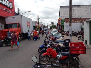 Comerciantes da Rua do Sol descumprem orientações de prevenção ao coronavírus
