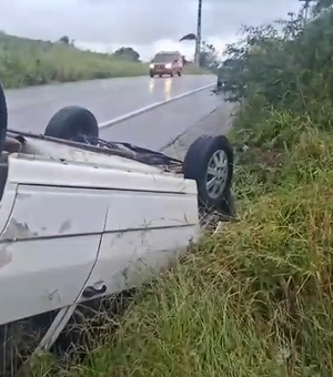 Veículo de uma rádio capota em um trecho da rodovia AL-130 em Santana do Ipanema