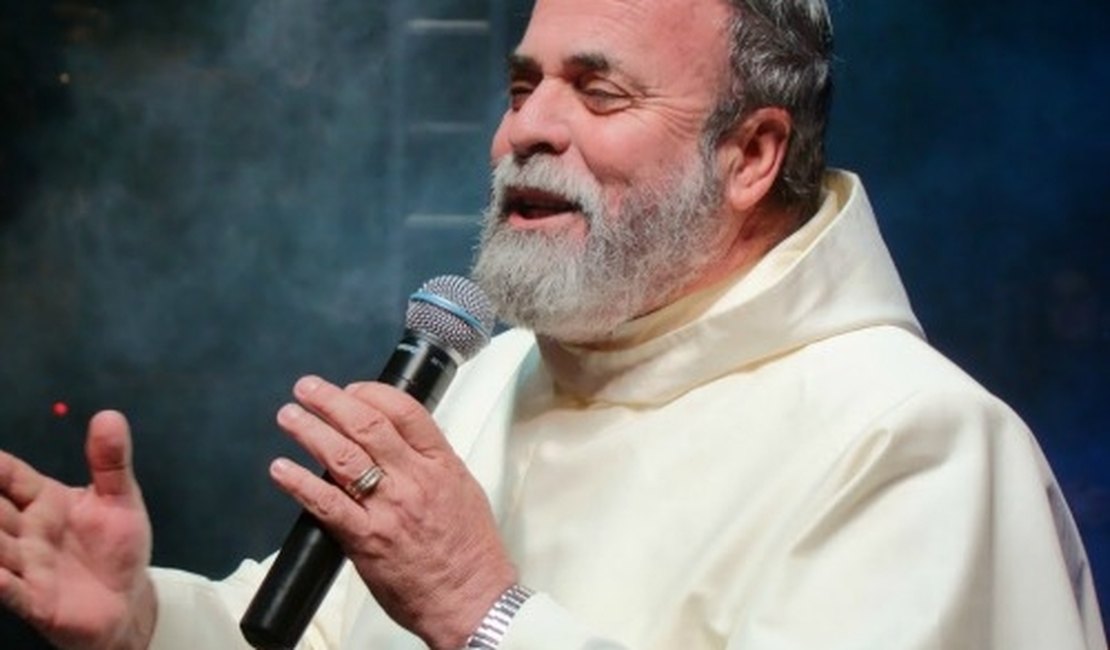Padre Antônio Maria conduz celebração religiosa hoje em Arapiraca