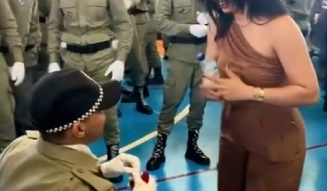 [Vídeo] Soldado pede namorada em casamento durante formatura da PM