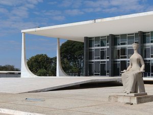 [Vídeo] Praça dos Três Poderes, em Brasília, é isolada após explosões; uma pessoa morreu