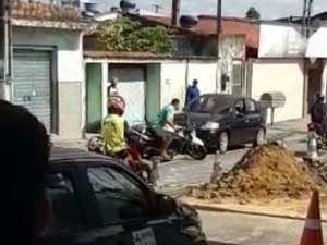 Motorista parte para cima de motoqueiro após o mesmo bater em seu carro